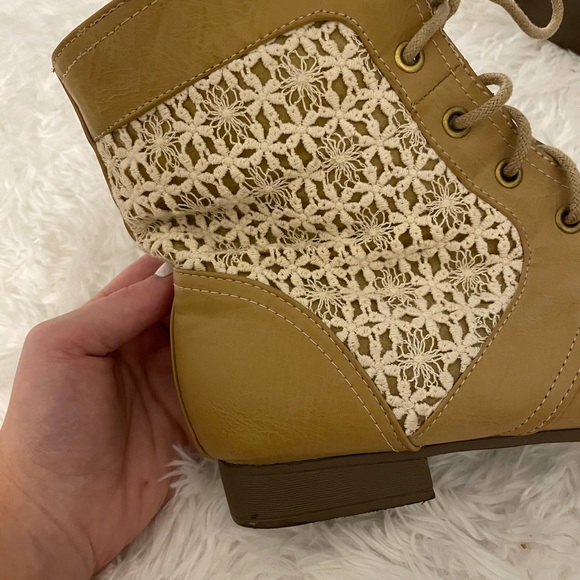 Embroidered booties - Picture 2 of 3